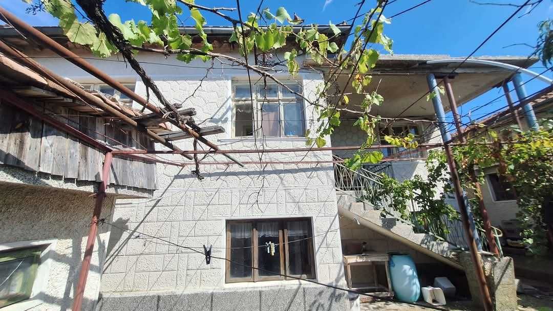 Продавам две къщи