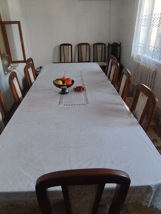 Стол и стулья из дерева