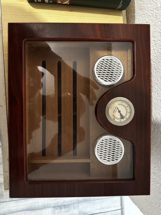 Продавам хумидор Vector