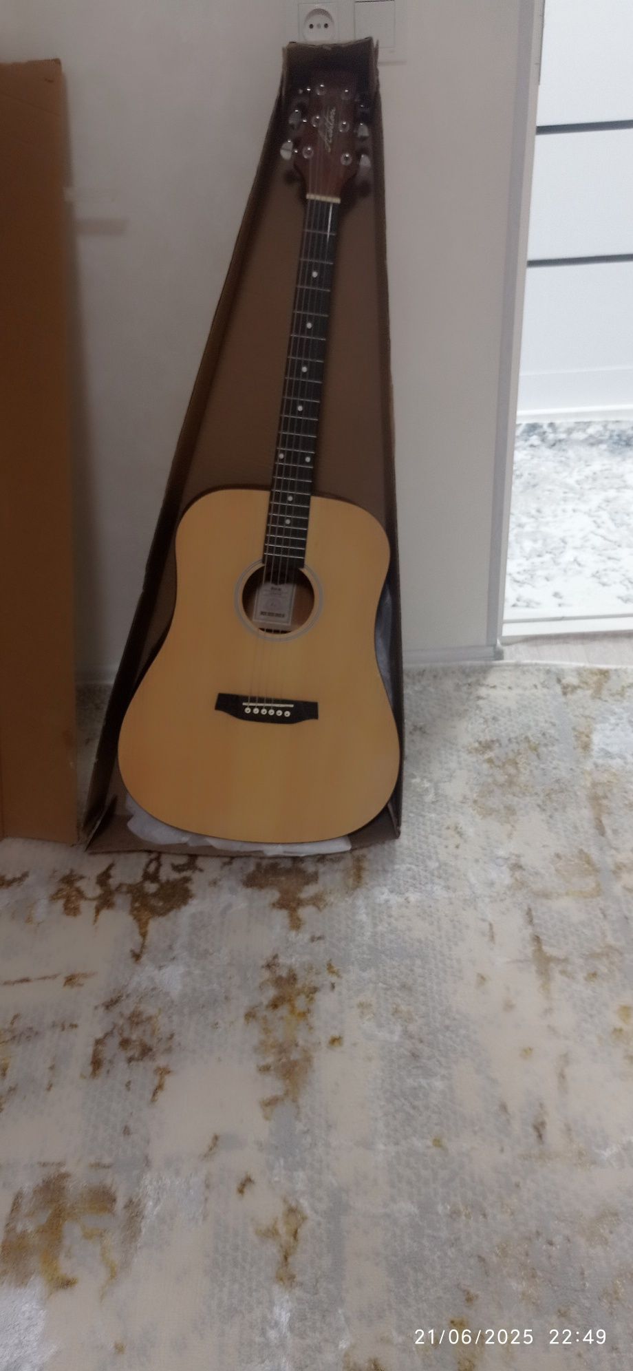 Yangi haqiyqiy gitara