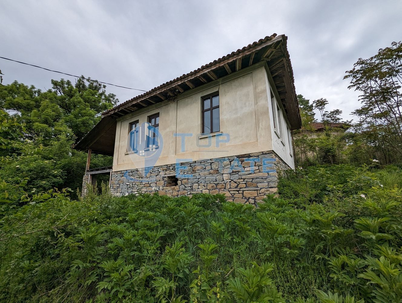 Къща с каменни основи и панорамна гледка в село Миндя