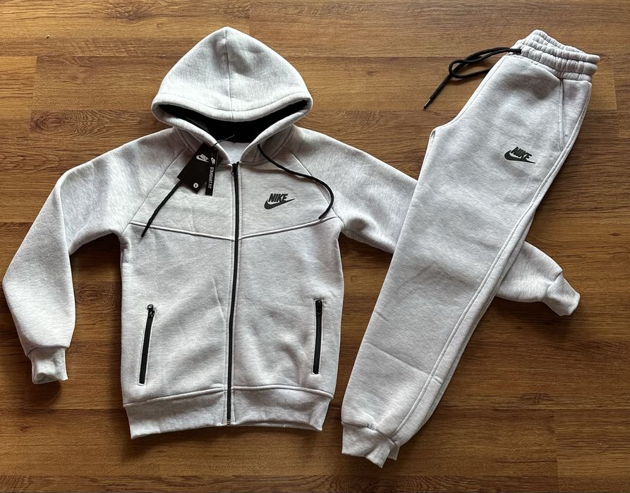 Дамски,сив екип Nike,ватиран,с качулка и ципове на джобовете