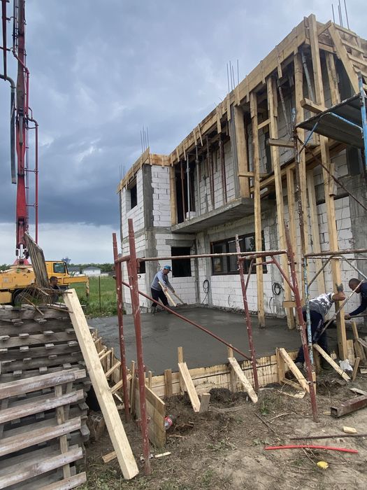 Vand casa la rosu, zona Smart Pub, Preajba