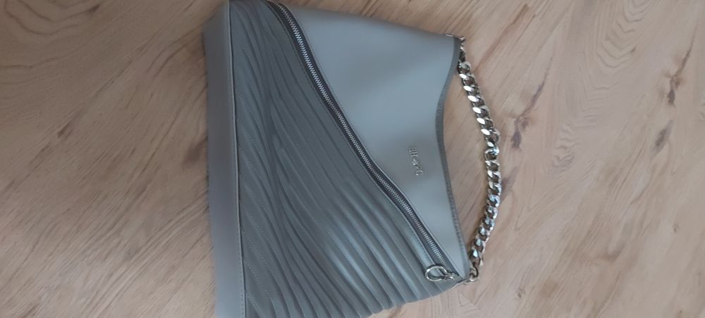 Дамска чанта, сребриста с дръжка метална верижка