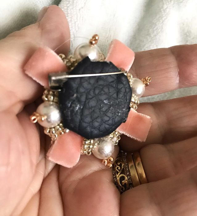 Brose handmade pe buton Cehia brodata cu perle,margele toho,etc