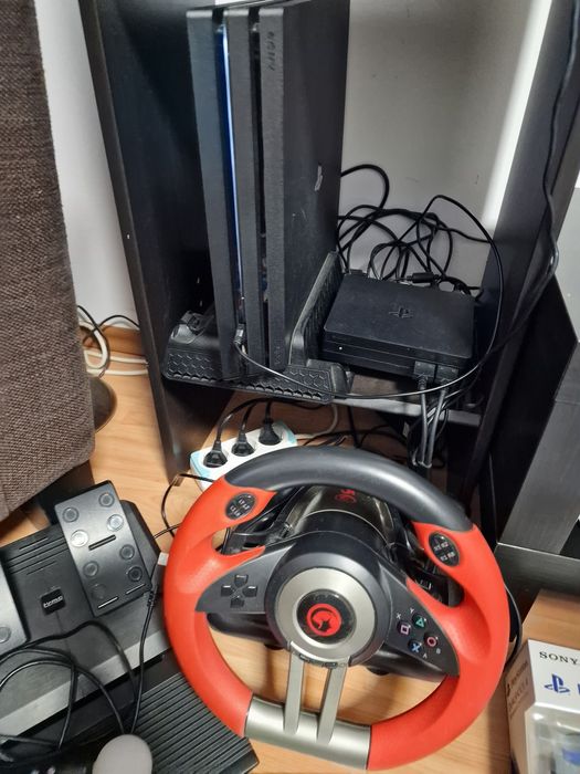 Vând  consola PS4  1 Tera pachet