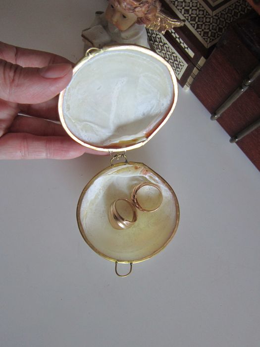 rar Cutie victoriana scoica Mother of pearl si alama handmade 1920