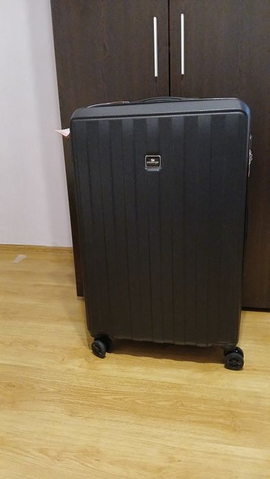 Голям куфар за пътуване нов