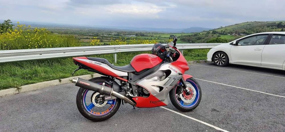 Se vinde motocicleta Triumph 600TT