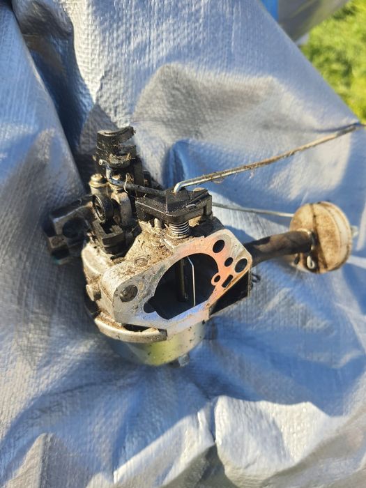 Carburator tractoras gazon În stare foarte bună.
Se potrivește pe mai