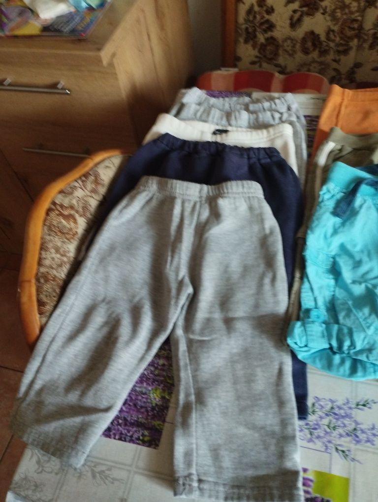 Vând blugi Zara, salopete și pantaloni trening 74-80