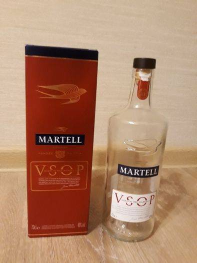 Бутилка с кутия от коняк Martell V.S.О.Р red barrels за колекция