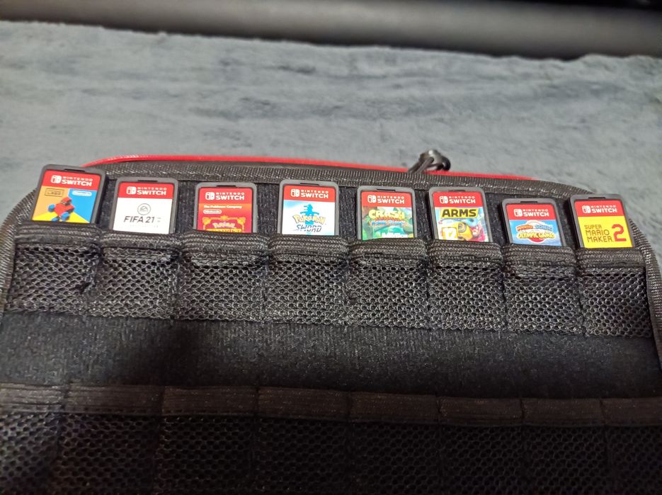 Nintendo switch cu geanta de transport și 8 jocuri