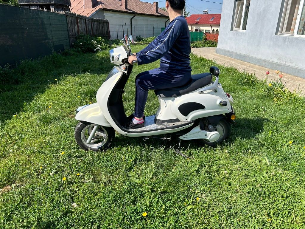 Scuter electric vespa 285 km