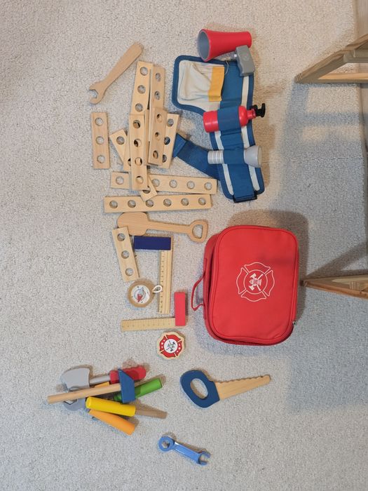 Set banc de lucru din lemn si scule de pompier