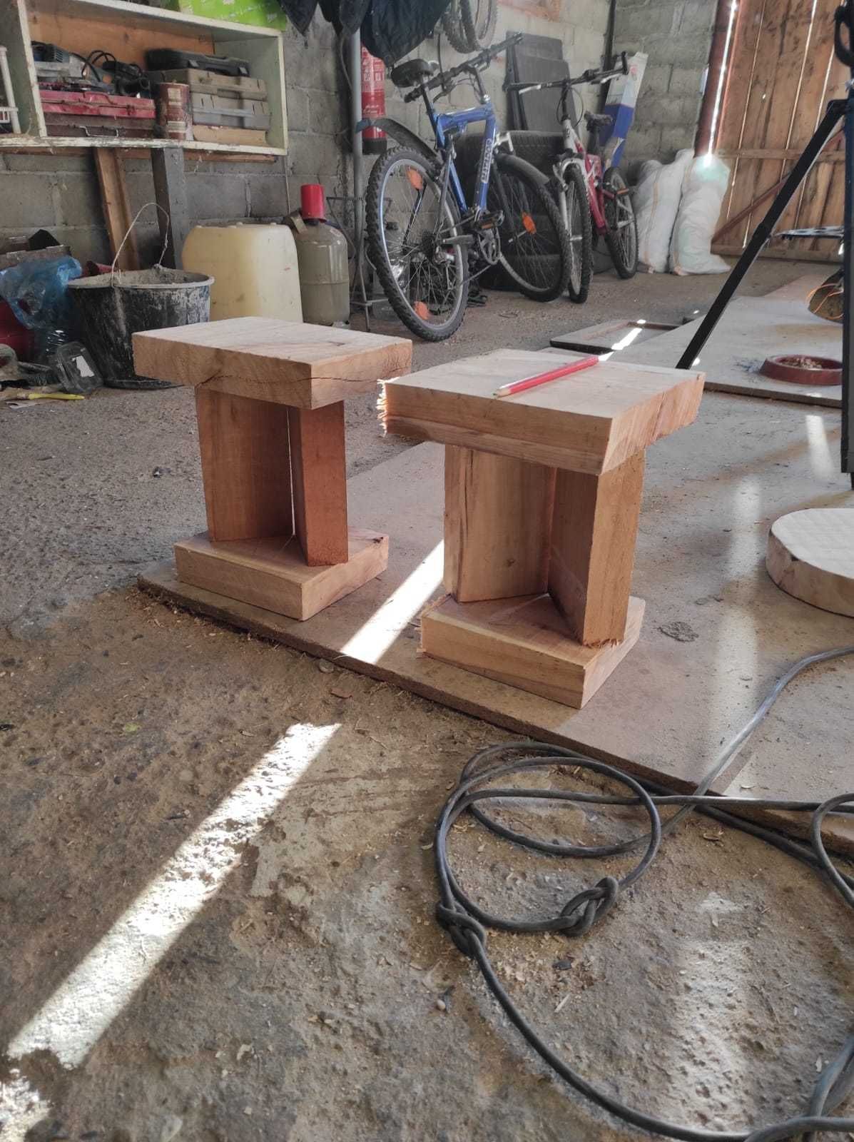 Masa cu 2 scaune tip cărți din lemn de fag și sculpturi