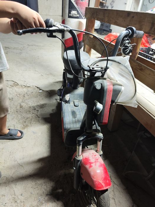 Скутер или электрический мопед велосипед