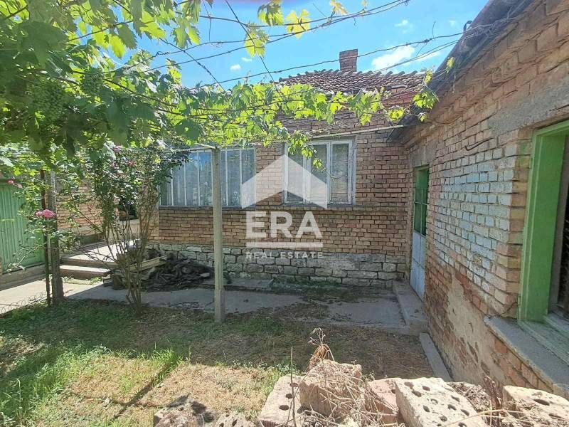 Двуетажна, ексклузивна, тухлена къща за продажба, с допълнителна прист