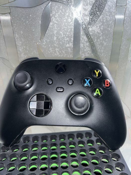 Продам xbox series x и 2 геймпада