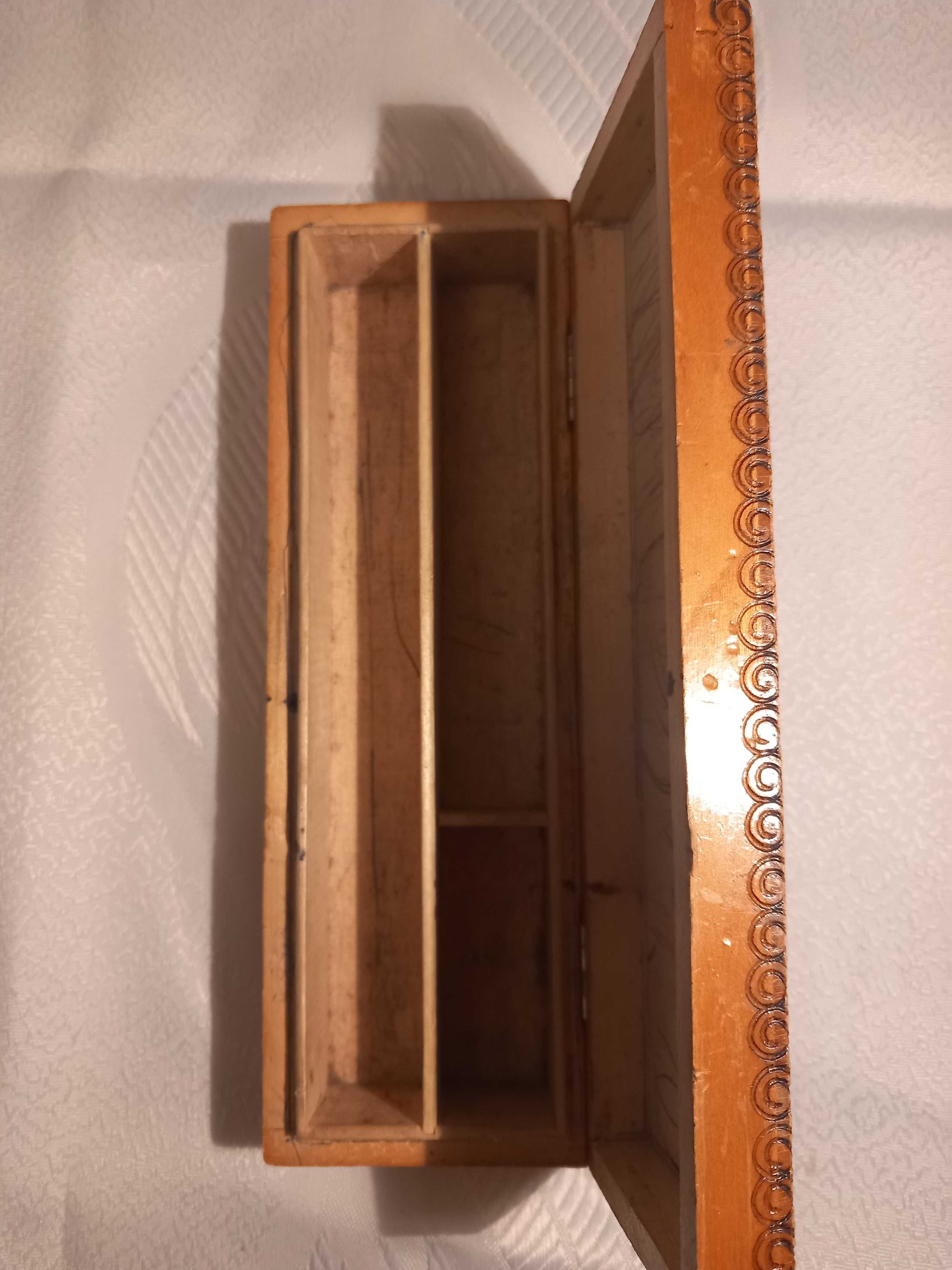Стара дървена кутия за моливи