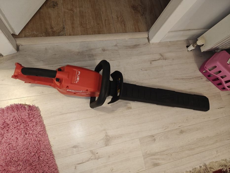 Foarfeca tuns gard viu milwaukee m18 fhet60
