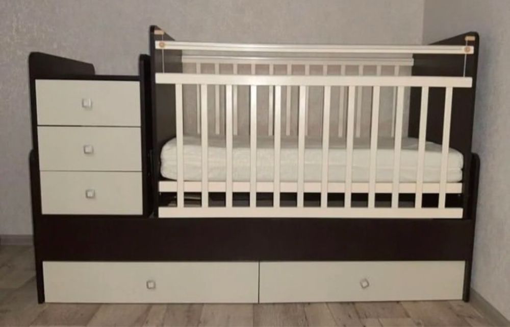 Продам кроватку трансформер с пеленальным столом