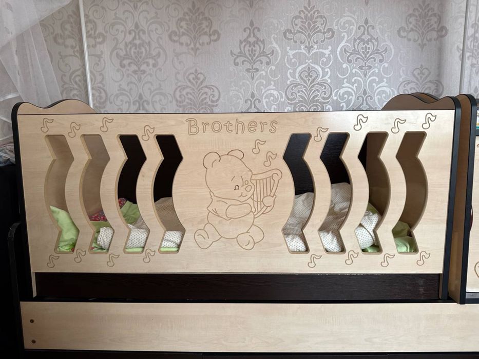 Продаю детскую кроватку со шкафом.