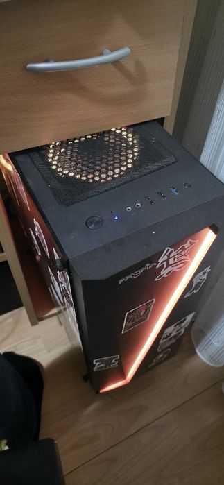 Vând schimb pc gaming din imagine