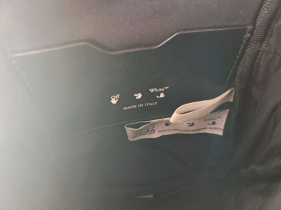 Vând Borsetă off white