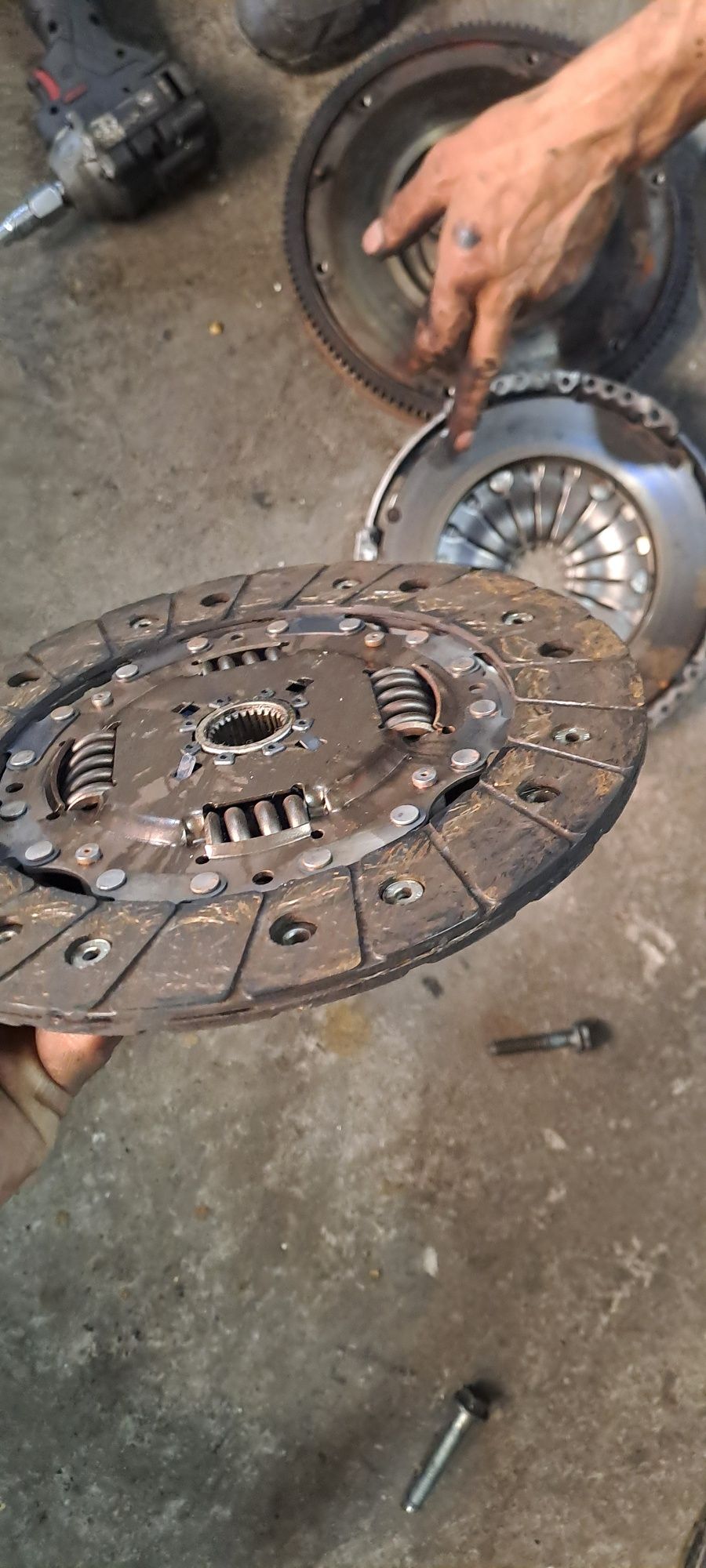 Kit ambreiaj vw Passat b6 motor 1.6 fsi cod BLF este aproape nou