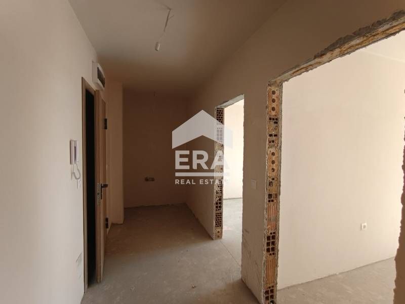 Тристаен апартамент в нова кооперация с Акт 16 в кв. "Изгрев" за прода