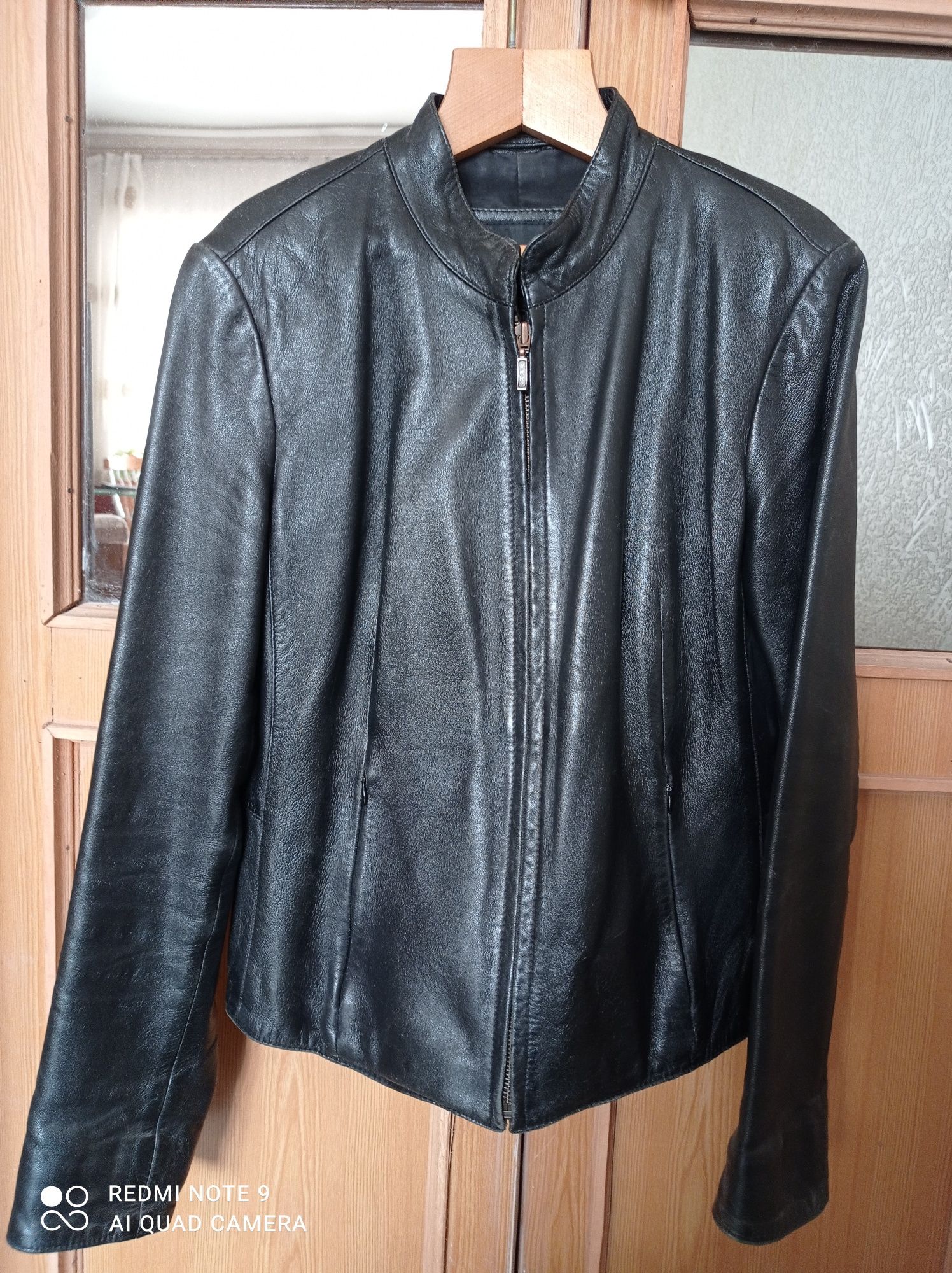 Продается черная курточка из натуральной кожи.