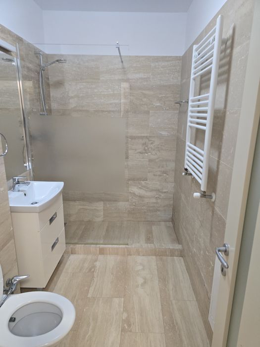 Inchiriez apartament 2 camere+ parcare subterana