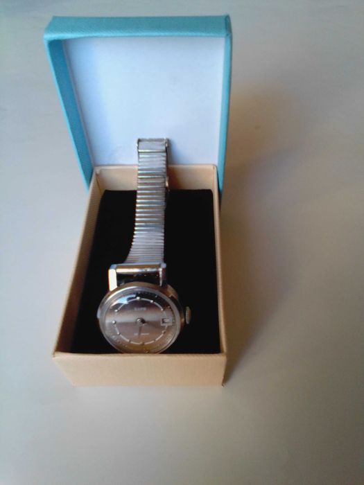 дамски ръчен часовник марка Заря с 22 рубина