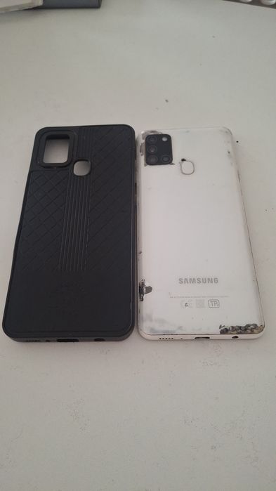 Нет гарантии но телефон не видал сервиса