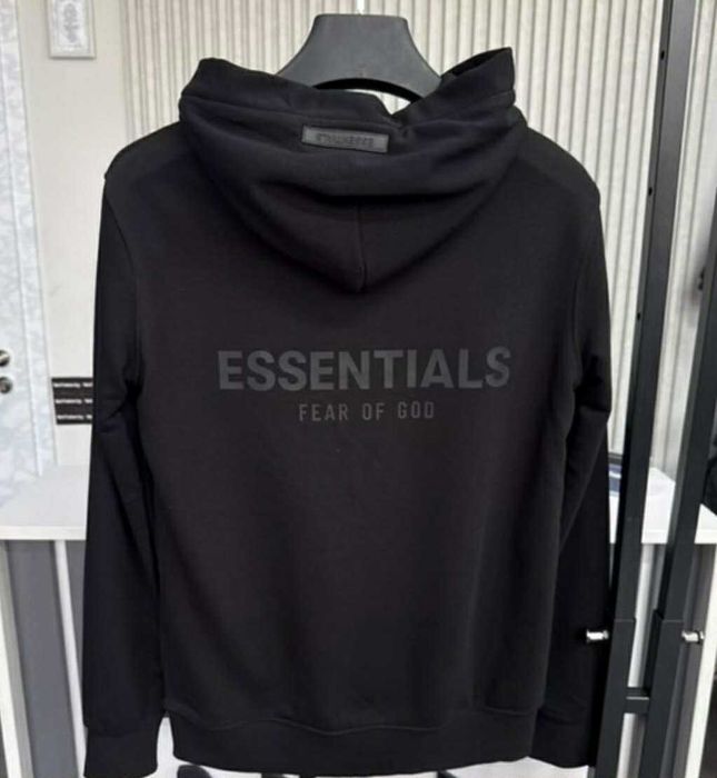 Продавам черен суичър Essentials чисто нов/запазен .Размера е Мка