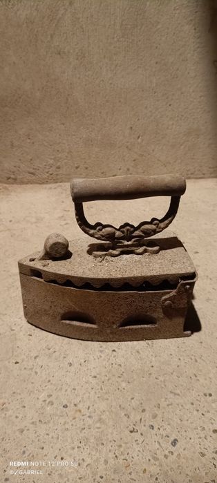 Fier de calcat vechi din fontă
