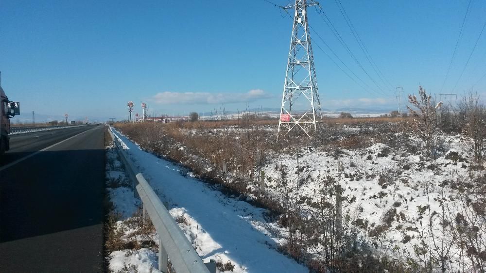 Парцел с лице на магистрала Тракия.