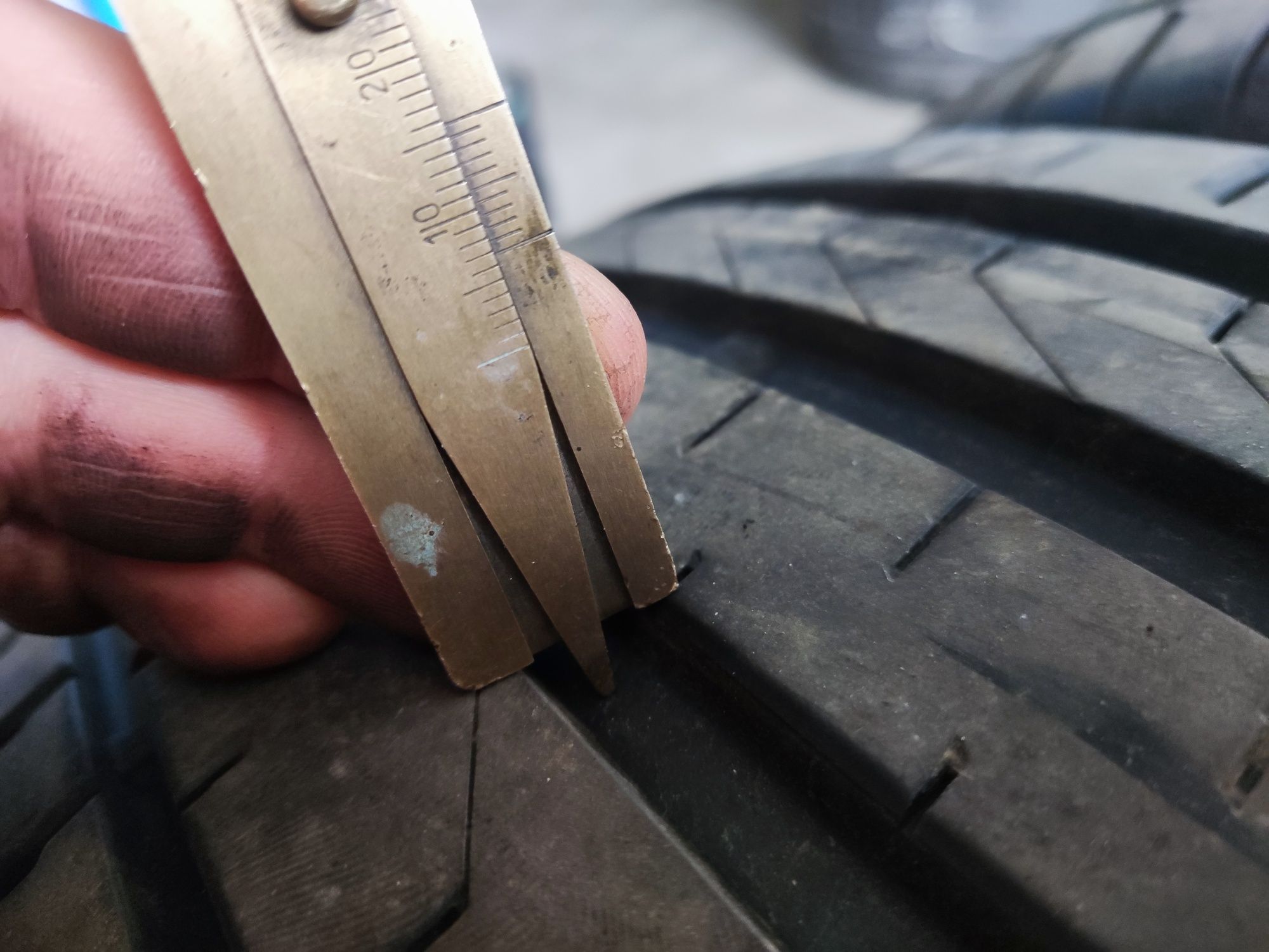 235/45/19 Falken