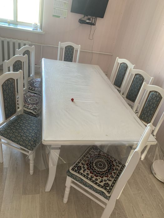 Стол отыргыштарымен сатылады