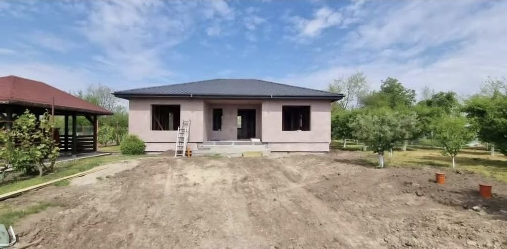 Vand casa pe structura metalica