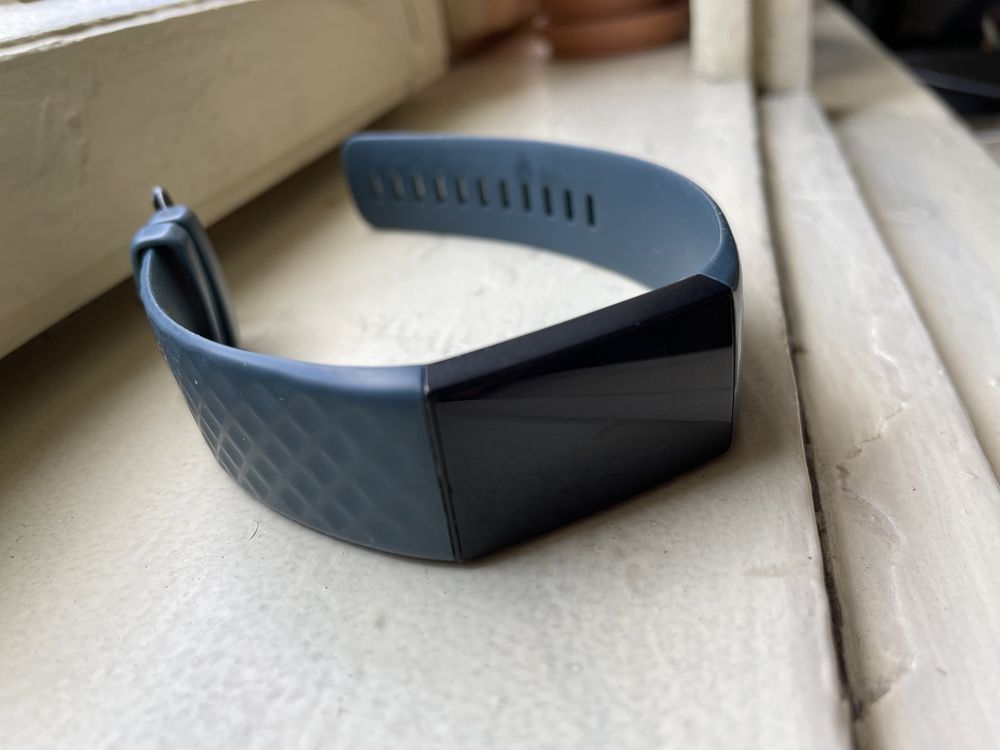 Смарт часовник Fitbit Charge 4