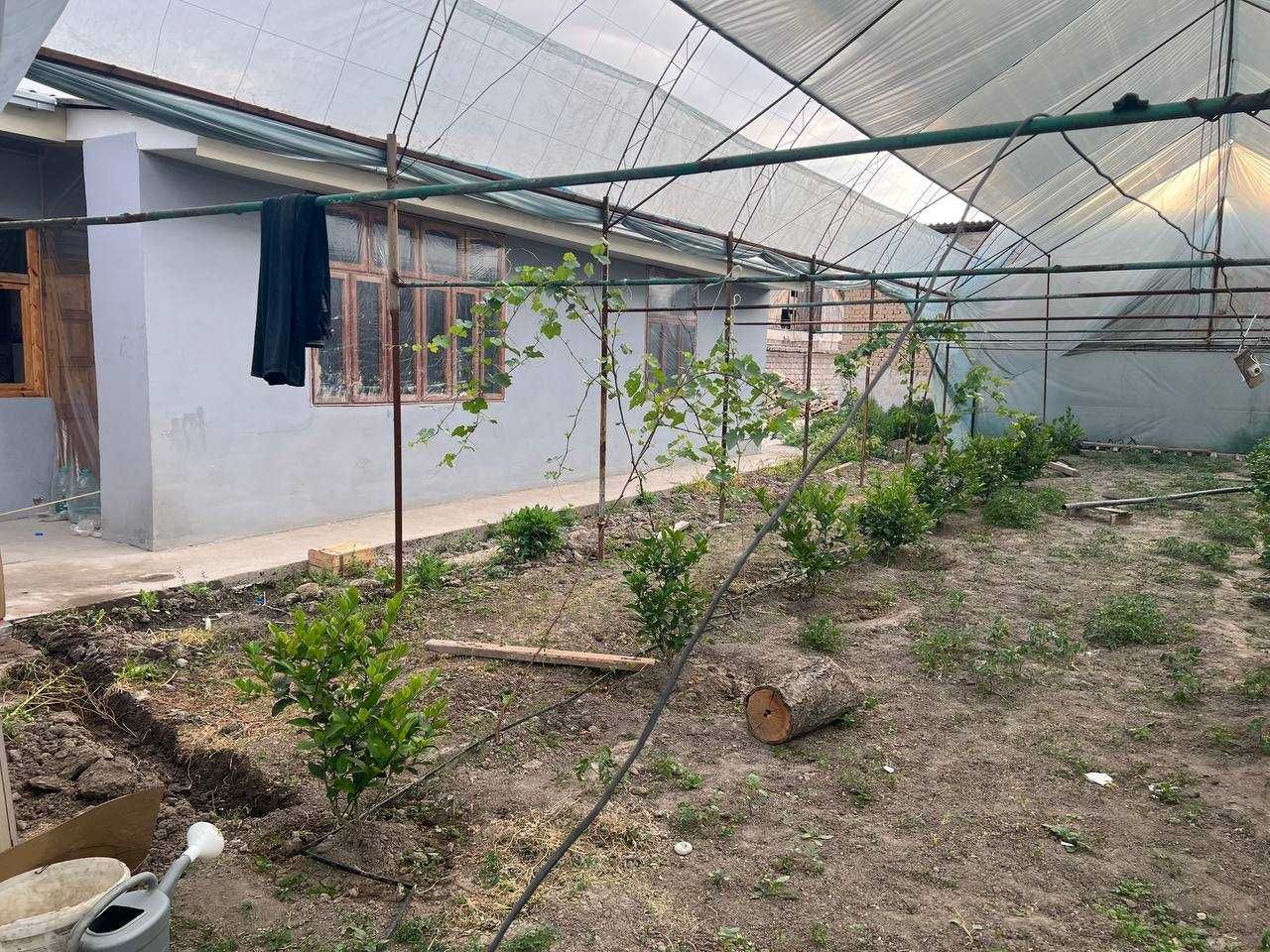 FOOD CITY и Катта Куйлик бозори ёнида махаллада уй сотилади, срочный