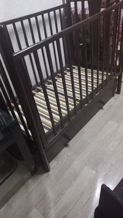 Продам манежку из красного чистого деврева, с матрасом