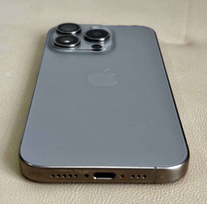 Vând iPhone 15 Pro Titanium, de 256gb, baterie 100%. Stare impecabilă.