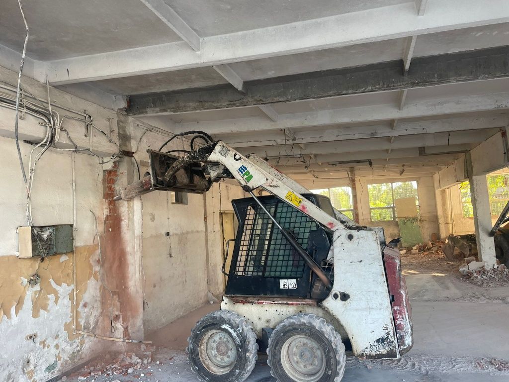 Taiere beton asfalt bobcat miniexcavator   burghiu pamant