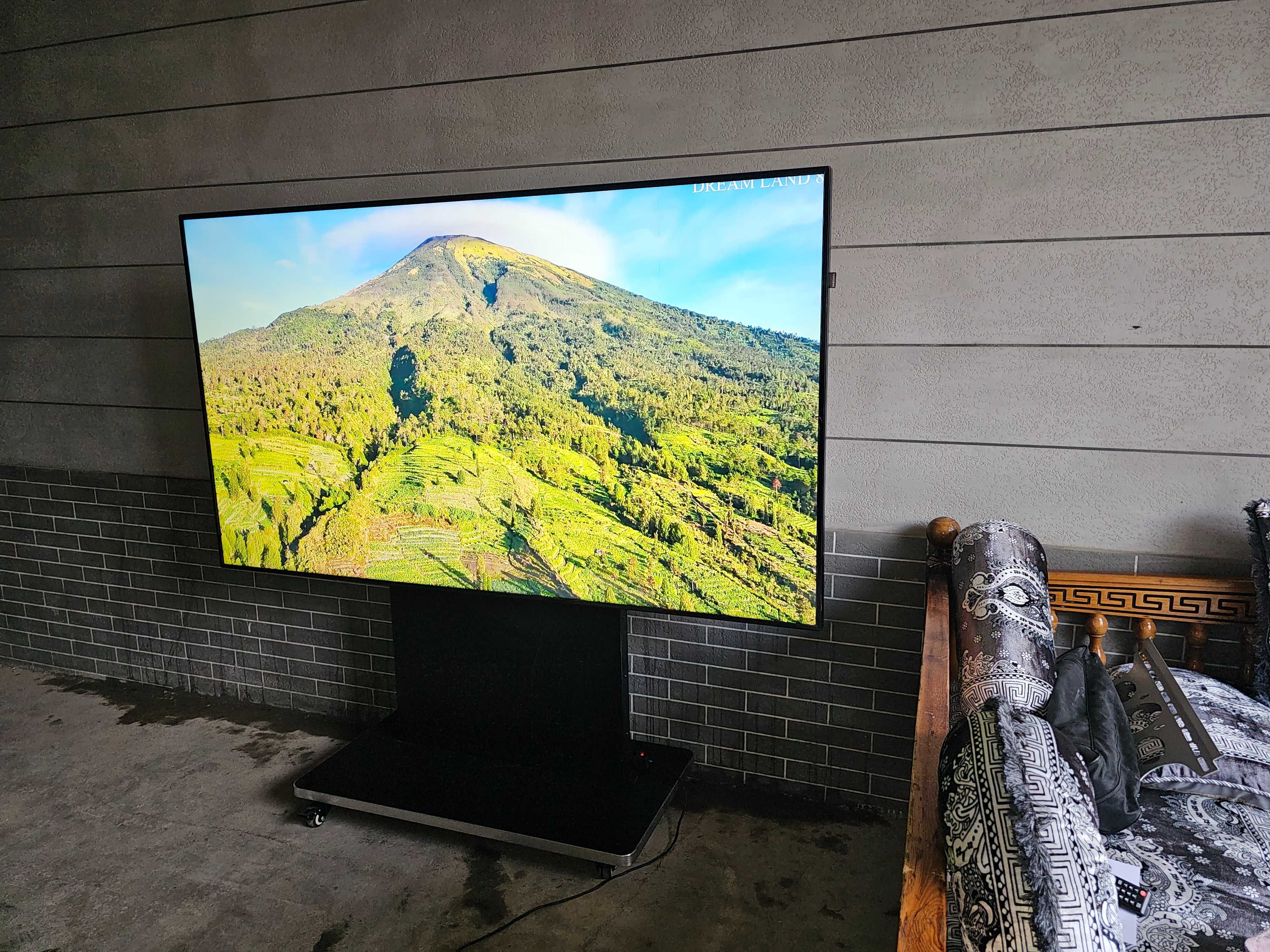 Samsung QM 98f Katta Manitor Tv qilip ishlatsa boʻladi Srochno sotilad
