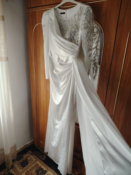 Vând rochie, purtata o singura odată.