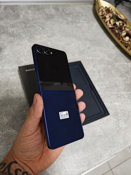 Vând sau schimb Samsung Z Flip 7 512GB Că Nou totul original liber ret