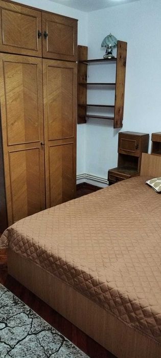 Închiriez apartament 3 camere